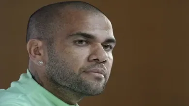 Ex-jogador Daniel Alves durante entrevista coletiva em 2022 — Foto: Andre Penner/AP