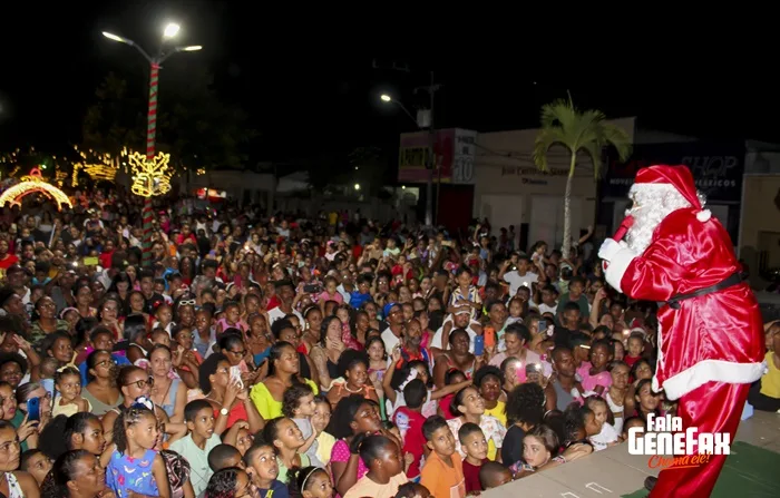 Na última sexta (15), a chegada do Papai Noel marcou a abertura do Natal na cidade - Foto: Fala Genefax