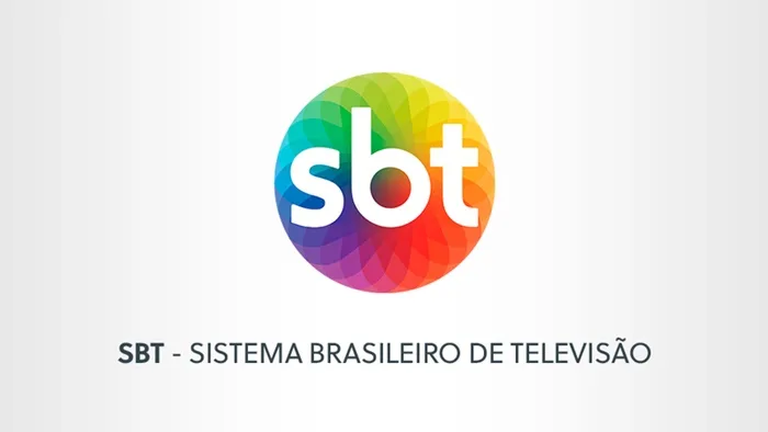 Os influenciadores deram um beijo em rede nacional durante um programa da emissora - Foto: Reprodução/ SBT