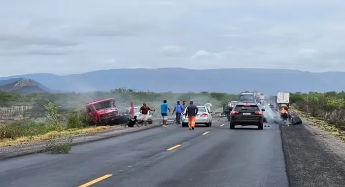 Carro bate de frente com caminhão em rodovia — Foto: Reprodução/Redes Sociais