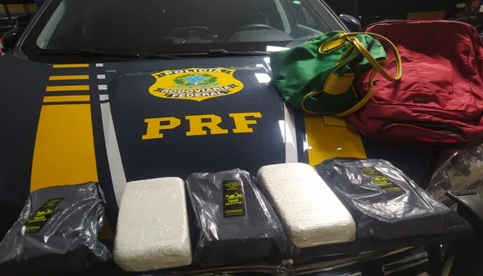 Foram encontrados cinco quilos de cocaína - Foto: Divulgação/PRF