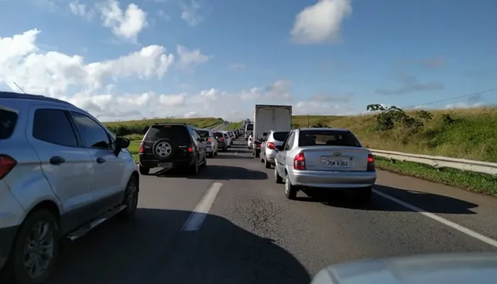 Lentidão em trecho da BR-324 — Foto: Ubiratan Passos/TV Bahia