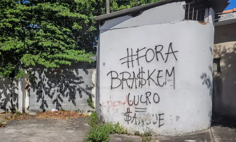 Protesto dos moradores interrompeu a Avenida Fernandes Lima, causando impactos no trânsito da região. - Foto: Gésio Passos | Agência Brasil