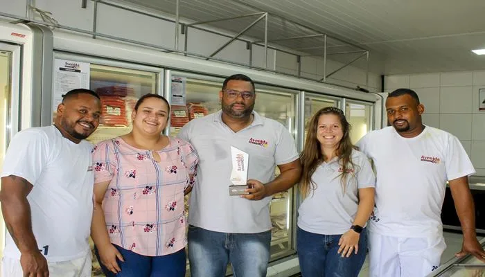 Referência no mercado, Casa de Carnes Avenida recebe troféu "Melhor dos Melhores 2023". Foto: Fala Genefax