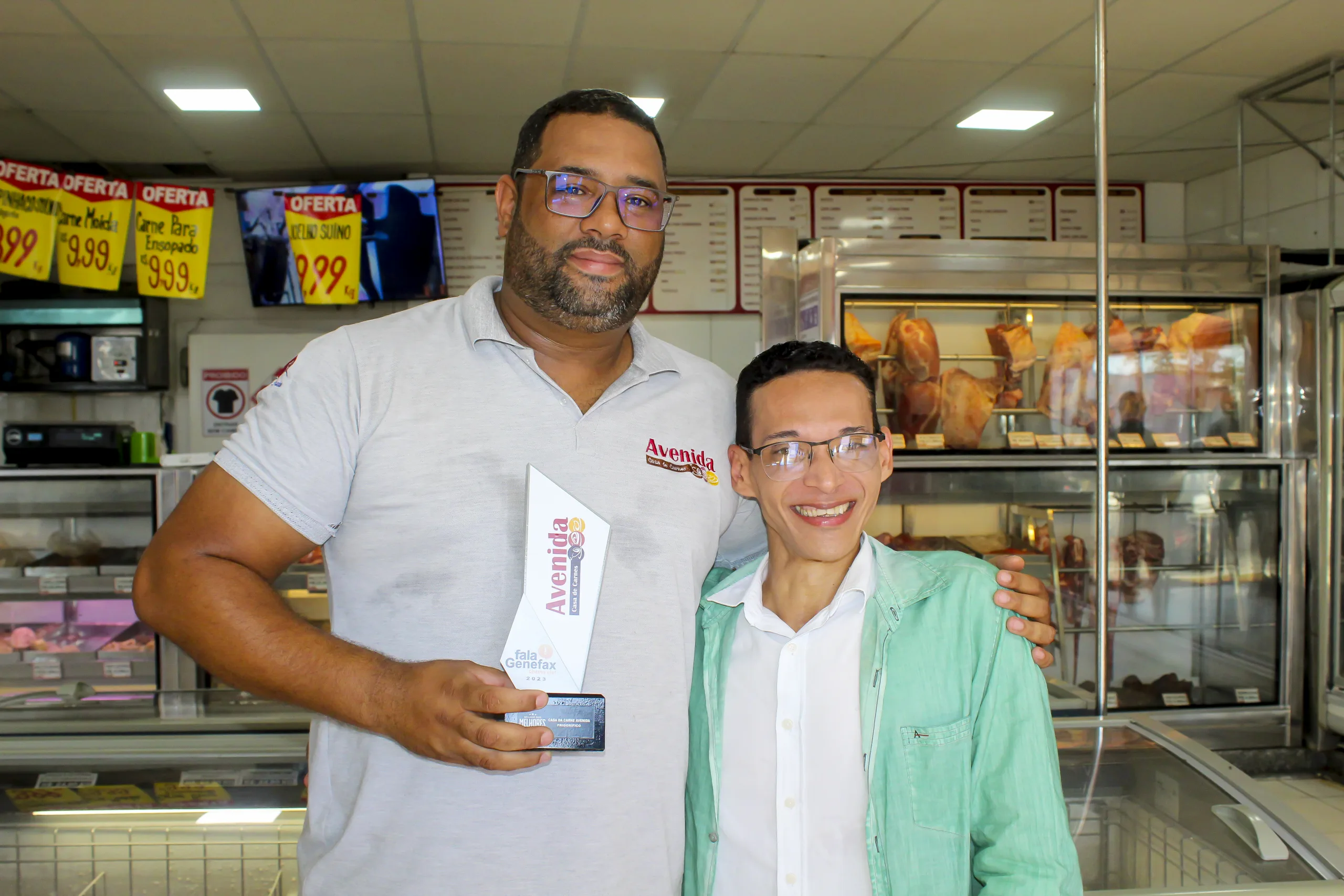 Jornalista Genefax entrega troféu a Casa de Carnes Avenida. Foto: Fala Genefax