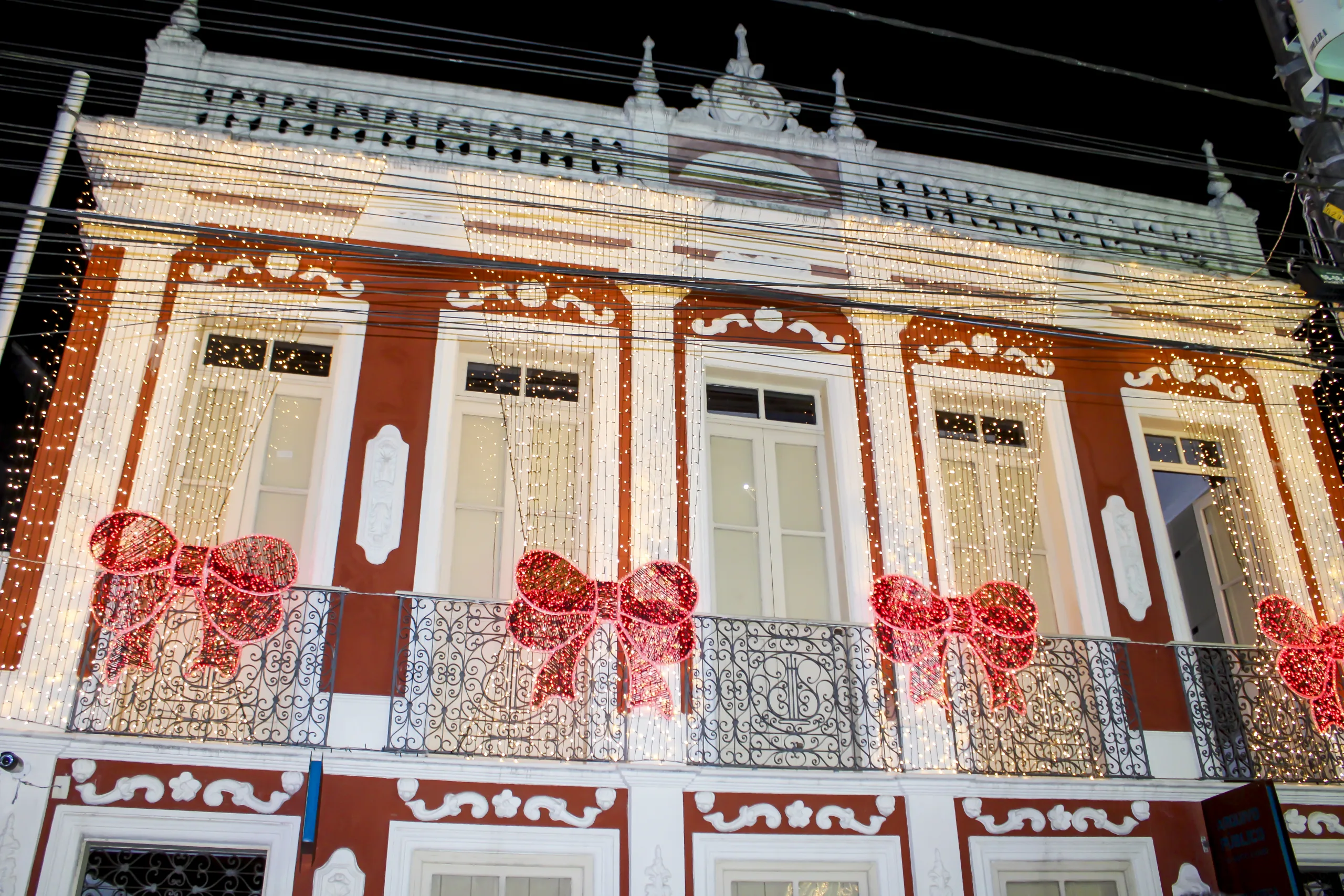 A iluminação especial também está presente nos prédios públicos - Foto: Fala Genefax