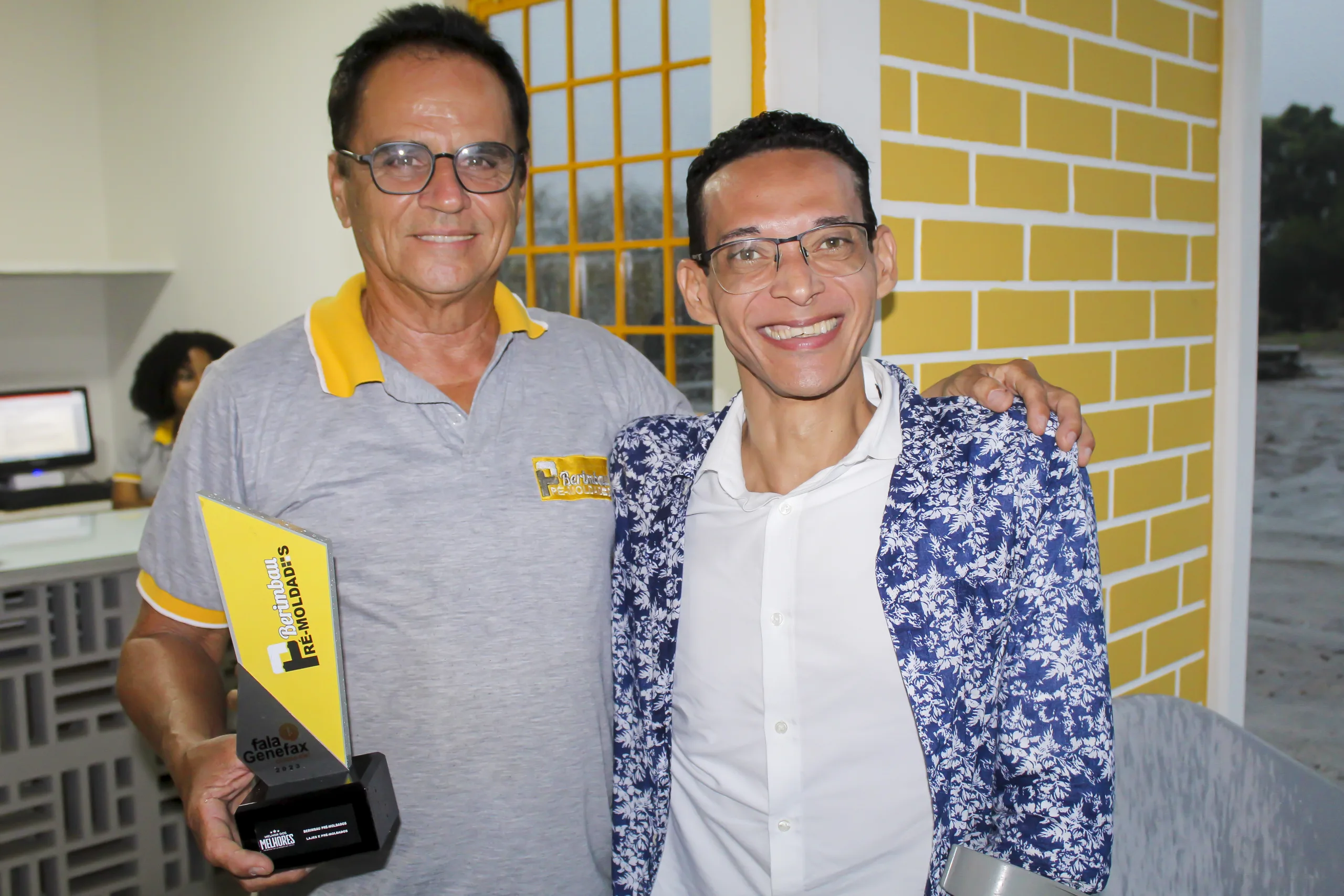 Jornalista Genefax entrega troféu a Joel Souza, proprietário da Berimbau Pré-Moldados. Foto: Fala Genefax