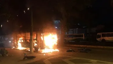 Ônibus envolto em chamas durante protestos violentos após a queda do Santos para a Série B do Campeonato Brasileiro. - Foto: Silvio Luiz/G1