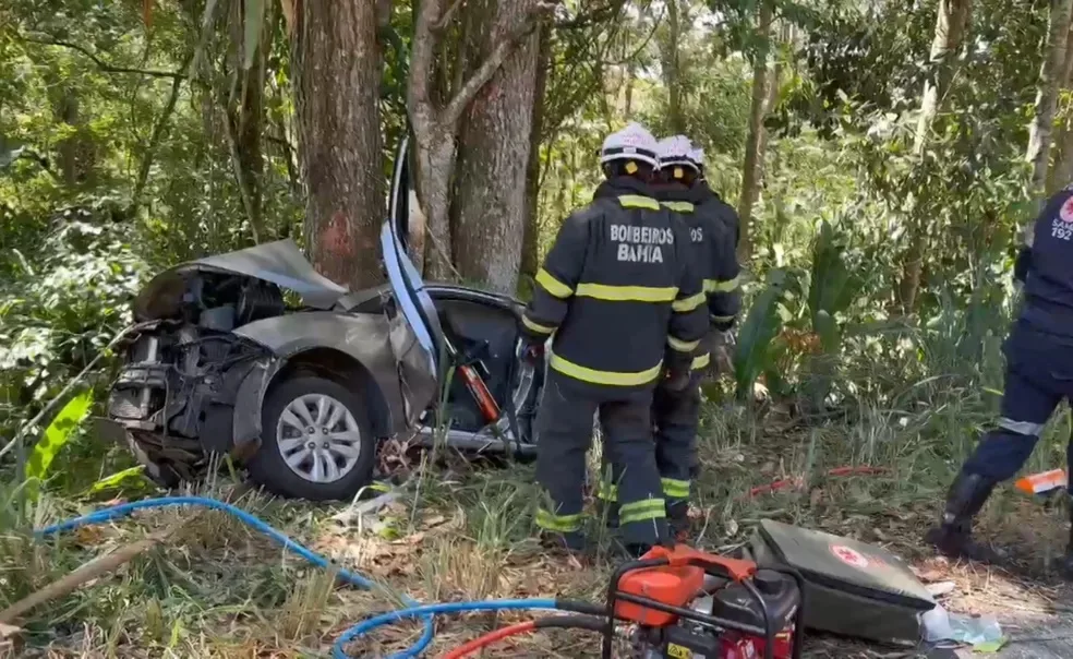 Vítimas ficaram presas às ferragens — Foto: Reprodução/ Giro em Ipiaú