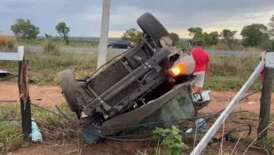 Carro capotou após fazer ultrapassagens na pista — Foto: Blog Braga