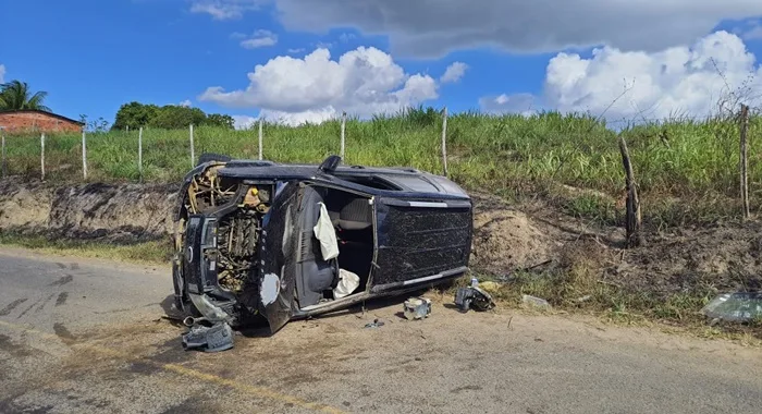 Carro capota em Rodovia que liga Amélia Rodrigues ao distrito de São Bento do Inhata. Foto: Augusto Teixeira