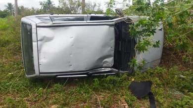 Jovem capota carro ao tentar evitar colisão na BA-084, em Oliveira dos Campinhos. Foto: Reprodução/ Leitor Fala Genefax