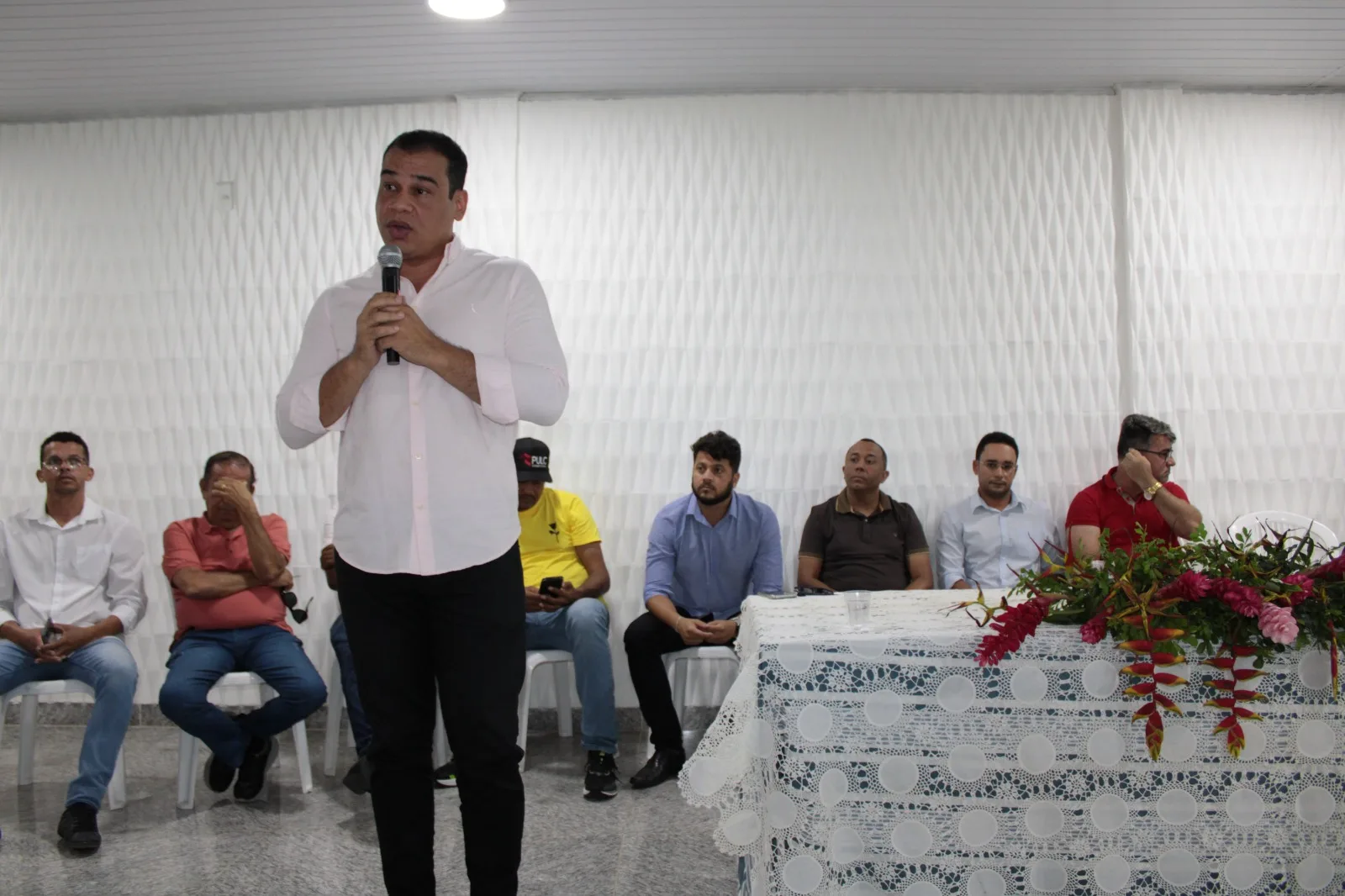 Prefeito anunciou as notícias durante reunião com 600 servidores - Foto: Reprodução