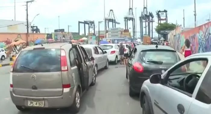 Por causa do Réveillon, motoristas aguardam cerca de quatro horas em fila de embarque no sistema ferry-boat — Foto: Reprodução/TV Bahia