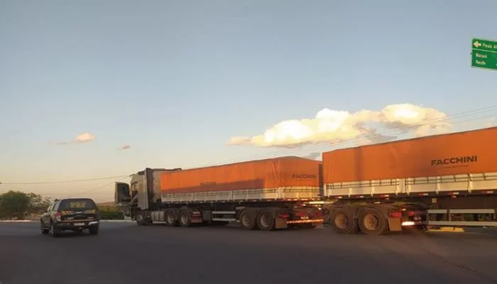 Fiscalização da PRF resulta na retenção de dois caminhões com 100 toneladas de excesso de peso. Foto: Reprodução/ Nucom PRF