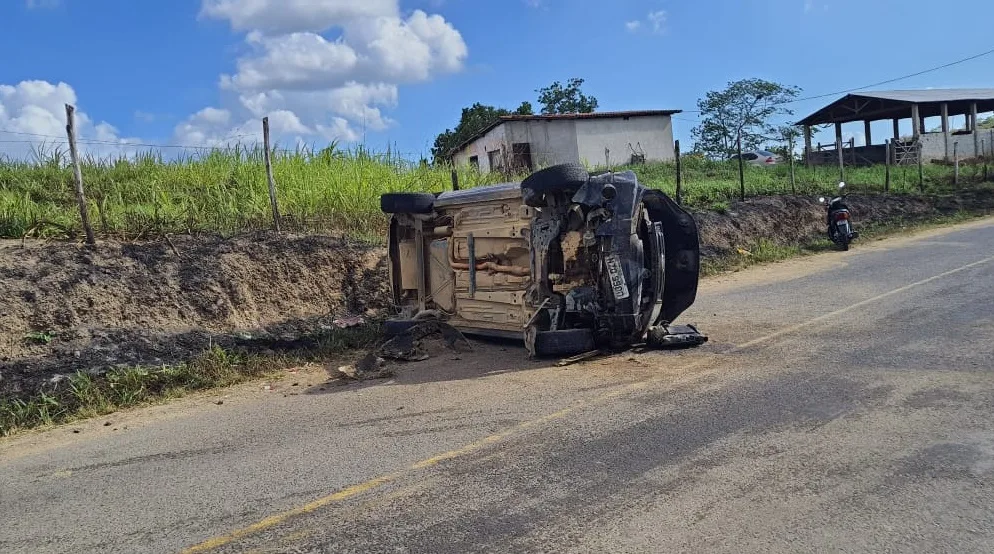 Carro capota em Rodovia que liga Amélia Rodrigues ao distrito de São Bento do Inhata. Foto: Augusto Teixeira