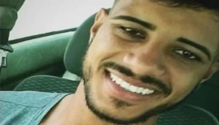 Jovem de 23 anos morre após motocicleta parar embaixo de caminhão em rodovia na Bahia — Foto: Reprodução/Redes Sociais