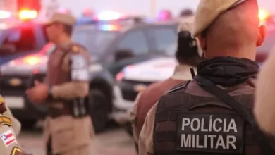 Uma pistola austríaca, acoplada em um adaptador, passando a funcionar como submetralhadora foi encontrada com o resistente - Foto: Divulgação / SSP-BA