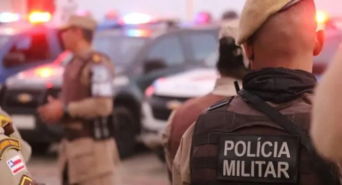 Uma pistola austríaca, acoplada em um adaptador, passando a funcionar como submetralhadora foi encontrada com o resistente - Foto: Divulgação / SSP-BA