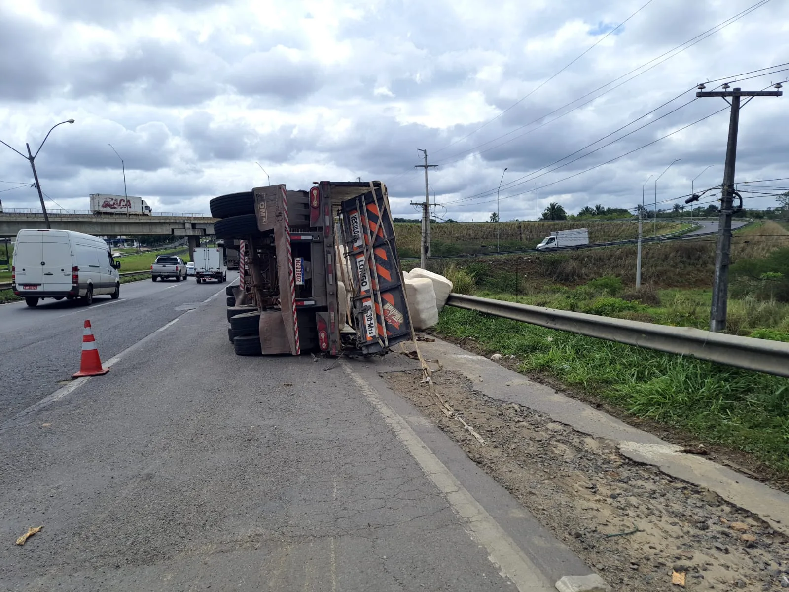  Caminhão que transportava algodão tomba na BR-324, em Feira de Santana - Foto: Augusto Teixeira