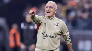 Dorival Júnior durante jogo do São Paulo - Foto: Dorival Júnior durante jogo do São Paulo - Foto: Alexandre Schneider/Getty Images