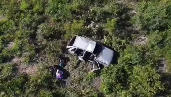 Duas pessoas morrem e outras duas ficam gravemente feridas após carro capotar  — Foto: Marlon Ferraz/Blog Braga