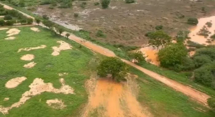 Equipes do Graer e do 17º BBM entregam cestas básicas e água em cidades afetadas pelas fortes chuvas no oeste da BA — Foto: Divulgação/SSP-BA