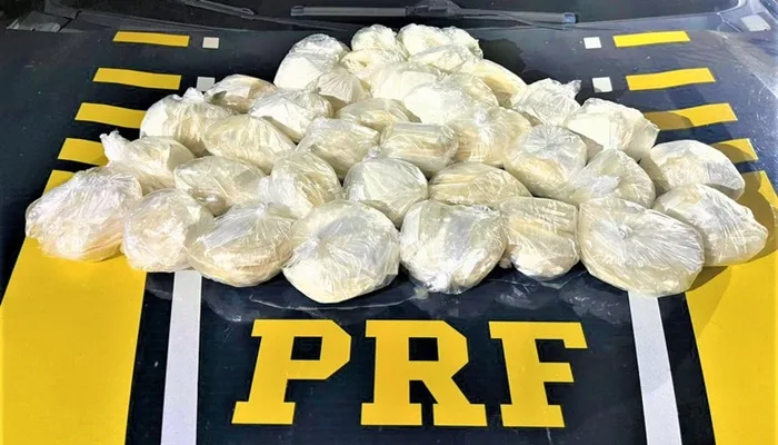 PRF apreende 3.500 papelotes de cocaína e prende casal dentro de ônibus em Humildes - Foto: Divulgação