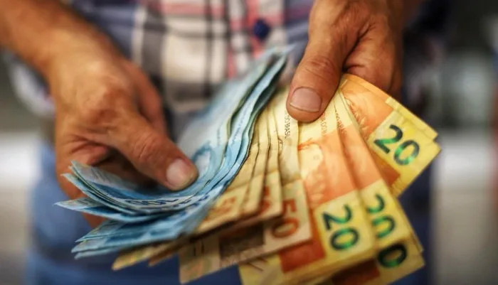 Novo salário mínimo passa a ser pago a partir desta semana - Foto: Roberto Parizotti