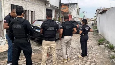 Indivíduo tentou fugir dos policiais se escondendo no telhado da casa da namorada - Foto: ASCOM-PC