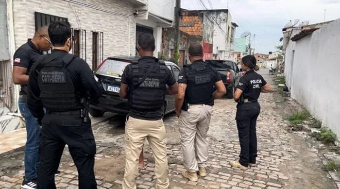 Indivíduo tentou fugir dos policiais se escondendo no telhado da casa da namorada - Foto: ASCOM-PC