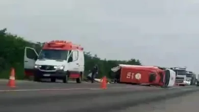 Ambulância do Samu que transportava paciente grávida capota na BR-407 — Foto: Reprodução/Redes Sociais