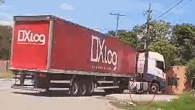 Ciclista vai parar embaixo de carreta, desvia de rodas e sai ileso de acidente - Foto: Reprodução/Vídeo