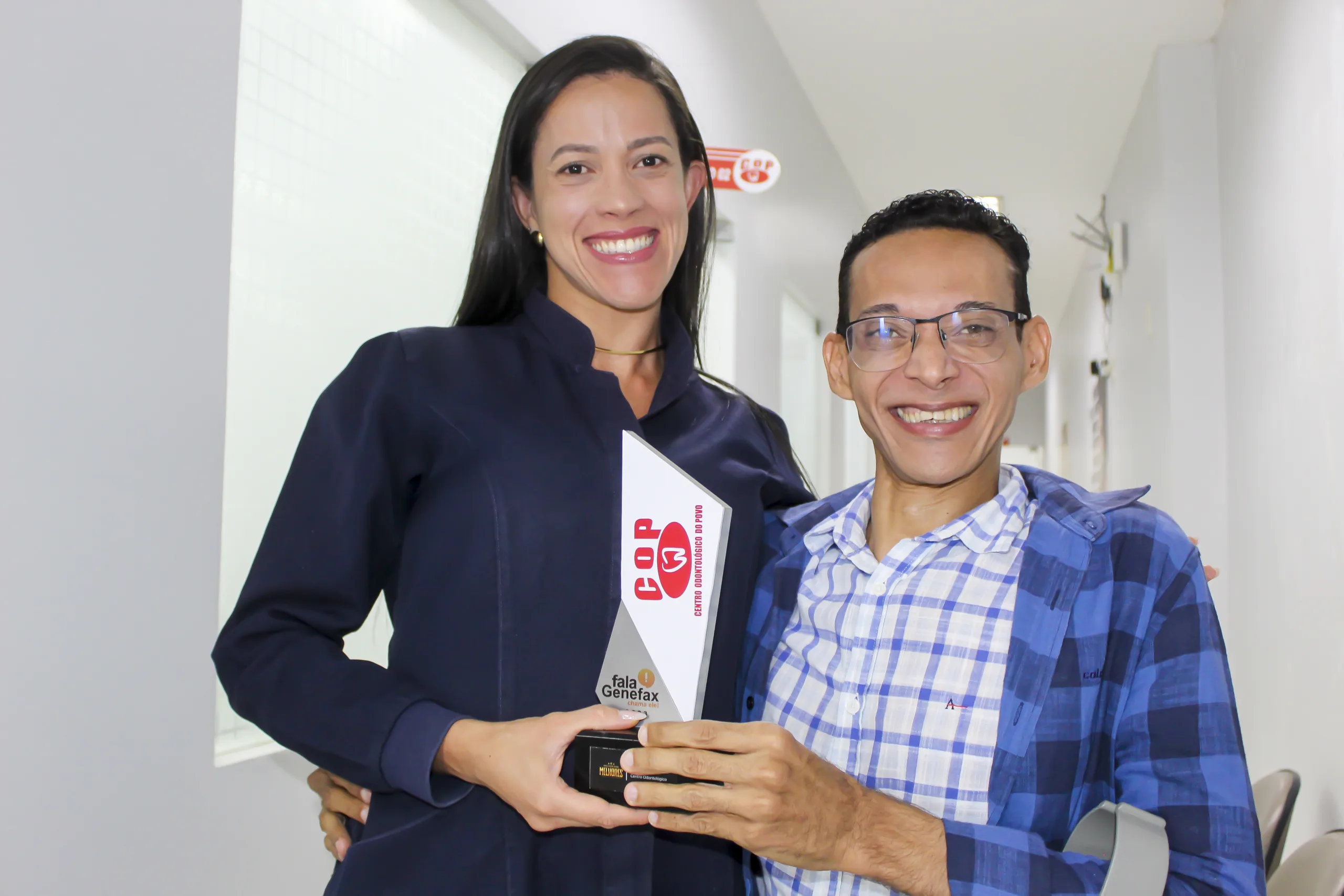 Odontologista Jessyca Larine, recebe o troféu das mãos do jornalista Genefax- Foto: Fala Genefax 