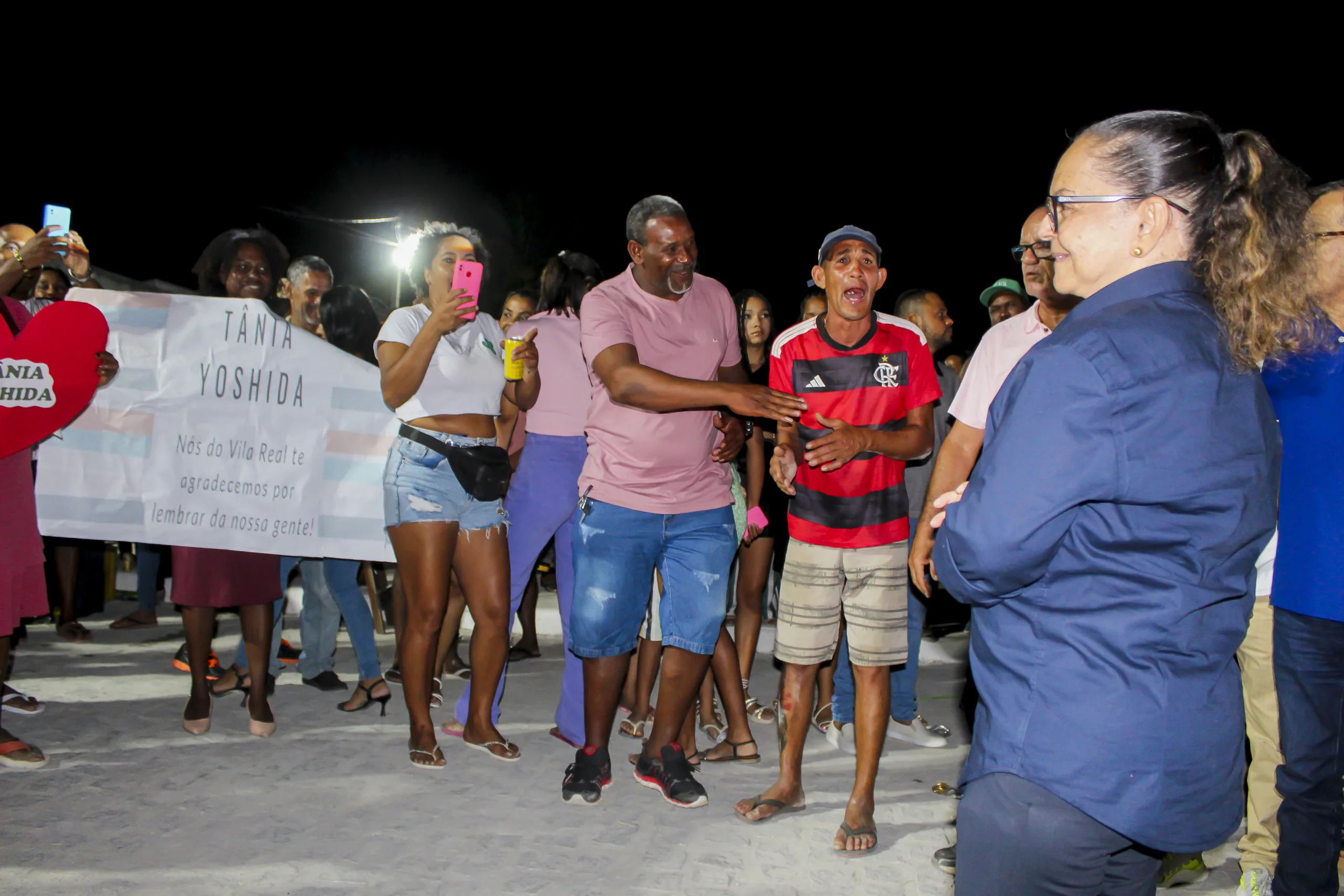 Moradores recepcionaram a prefeita com cartazes - Foto: Fala Genefax