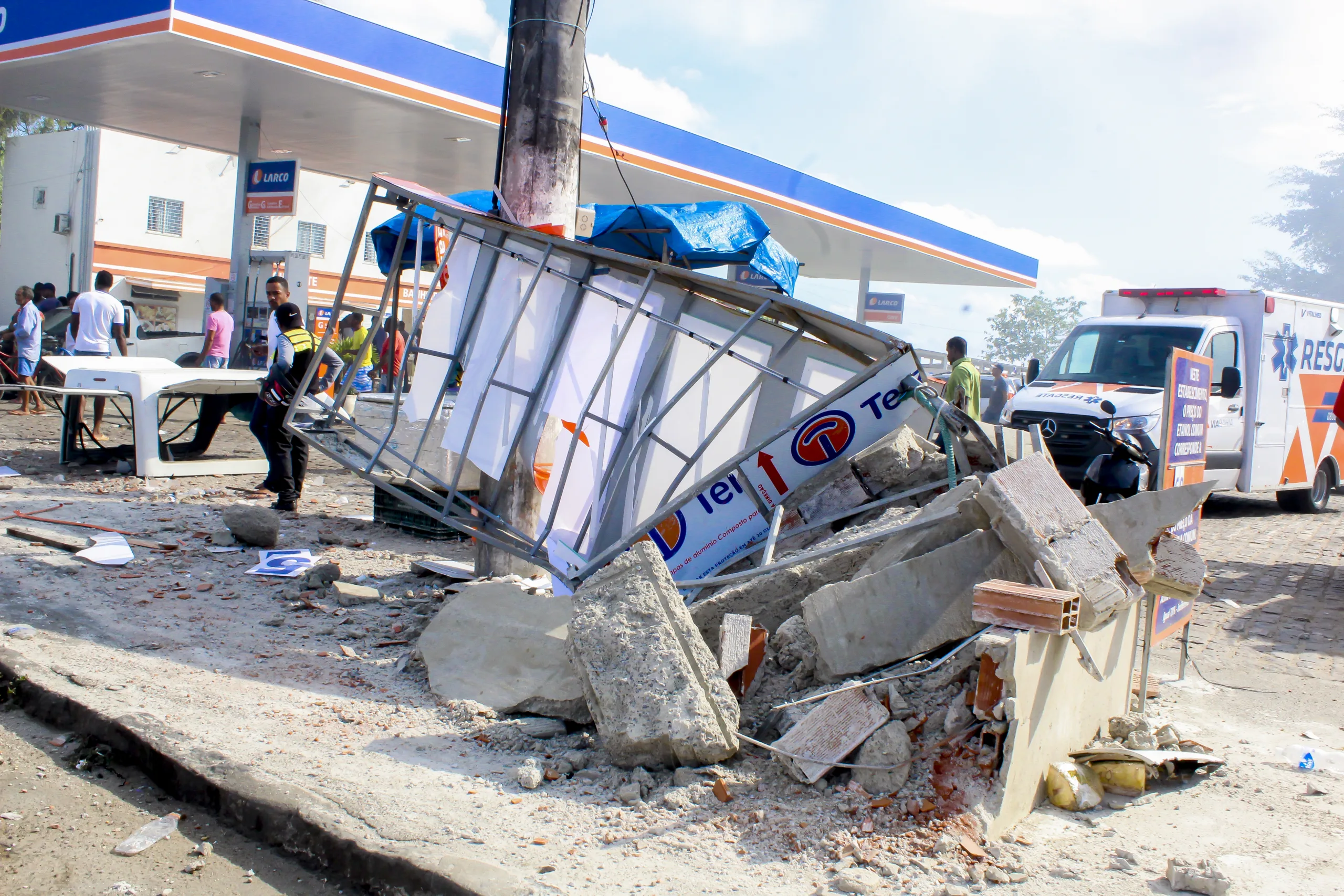 Ponto de ônibus foi atingido durante a colisão - Foto: Fala Genefax