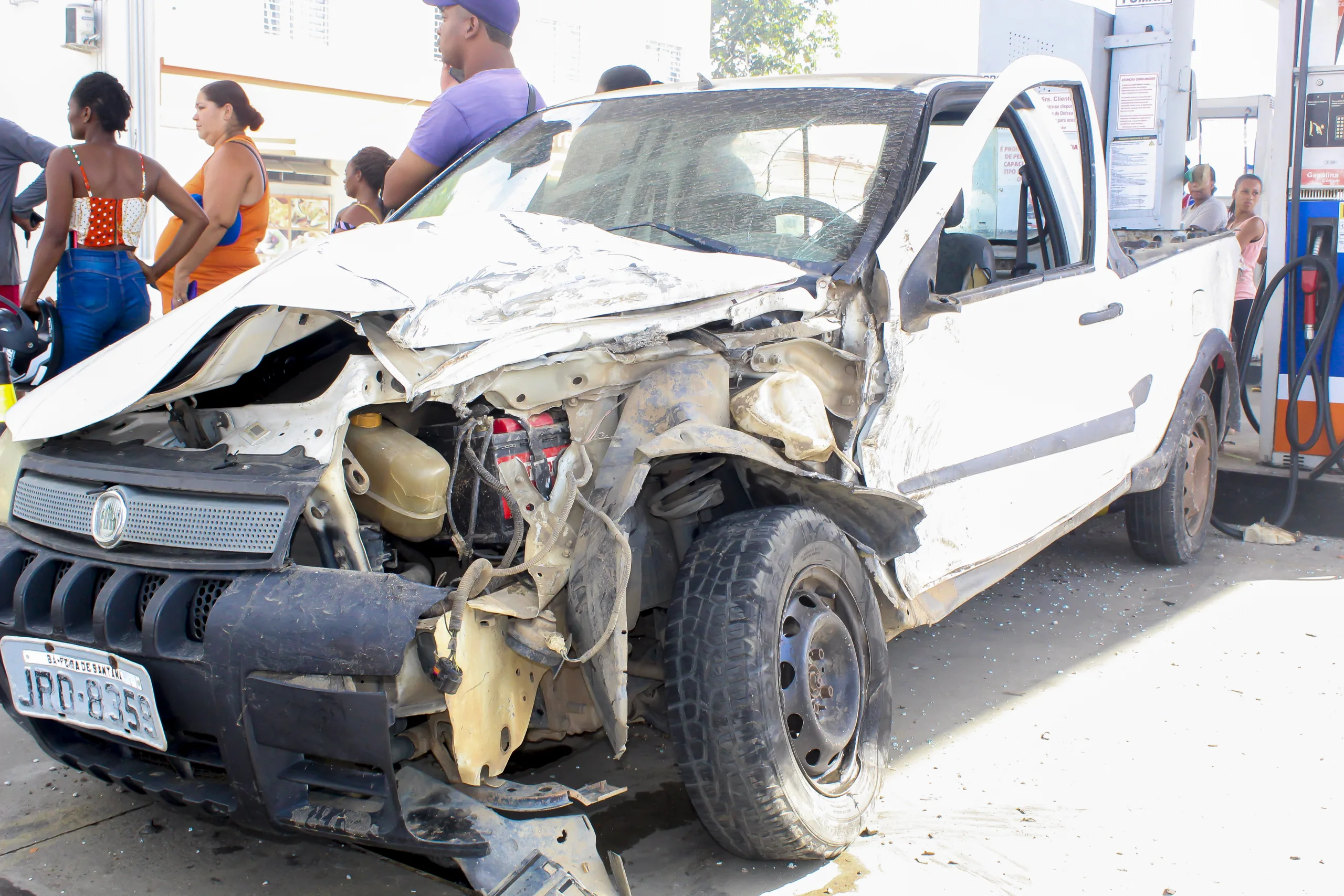 Veículo que foi atingido pelo caminhão ficou bastante destruído - Foto: Fala Genefax