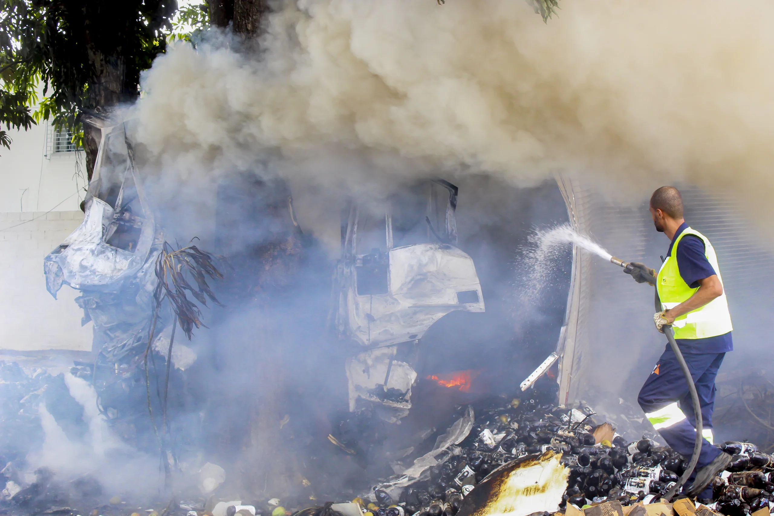 Agentes da ViaBahia também compareceram ao local para controlar o incêndio - Foto: Fala Genefax