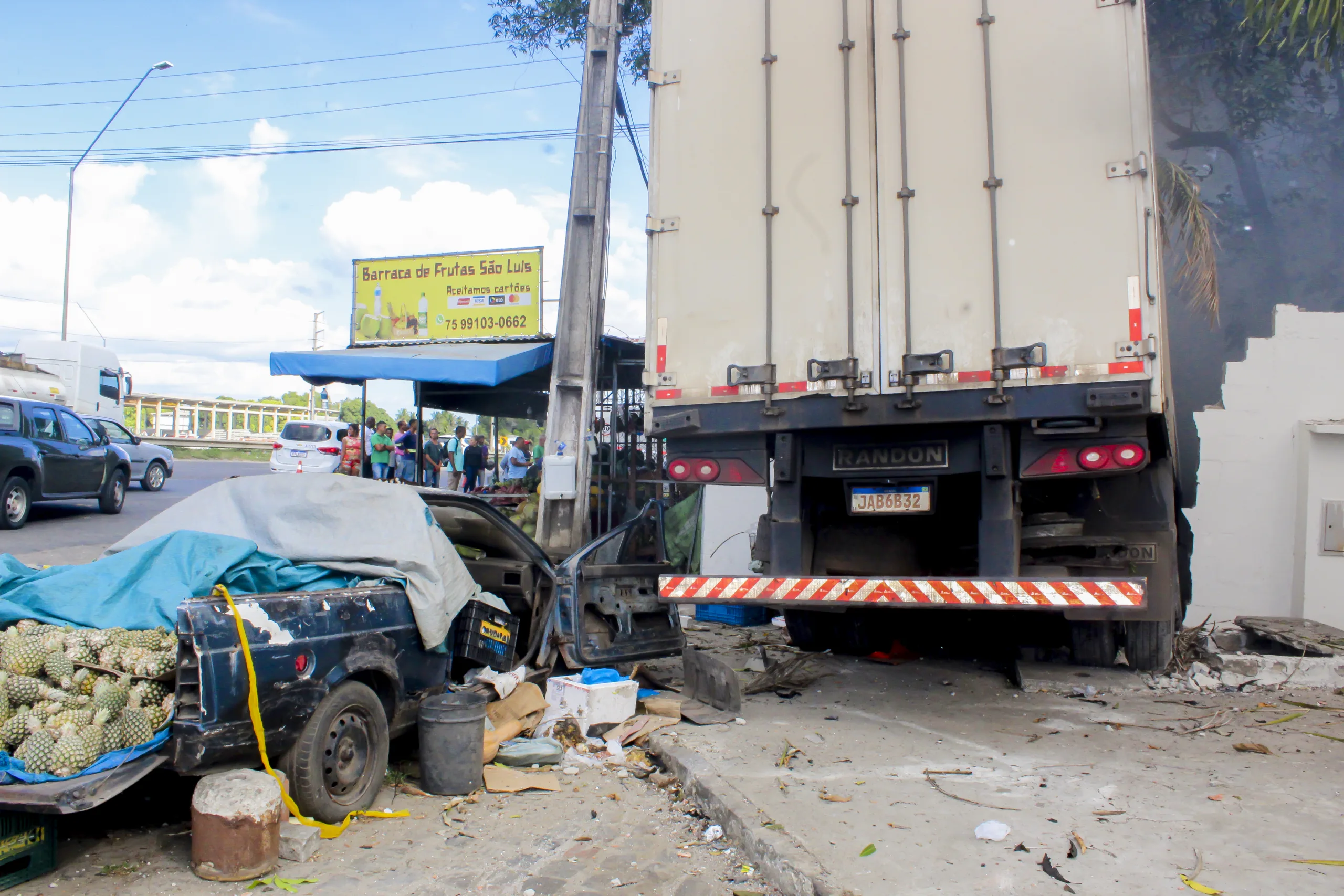 Caminhão colidiu contra um muro - Foto: Fala Genefax