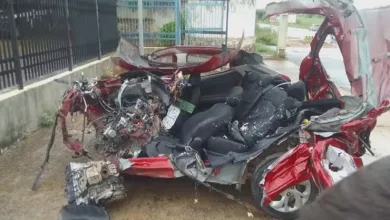 Motorista de carro morre após batida com carreta