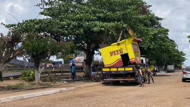 Barraca sendo removida na manhã desta segunda-feira (15/1). Foto: Reprodução/Leitor Fala Genefax