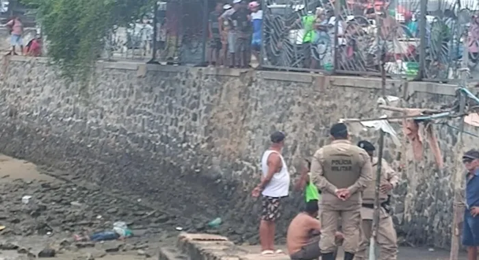 Em nota, a Policia Militar foi acionada para atender uma ocorrência na Prainha da Feira de São Joaquim - Foto: A tarde / Leitor