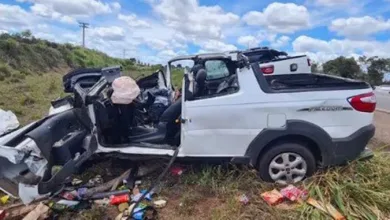 A caminhonete que estava duas pessoas fez uma ultrapassagem indevida e bateu de frente com outra- Foto: Reprodução / TV Subaé