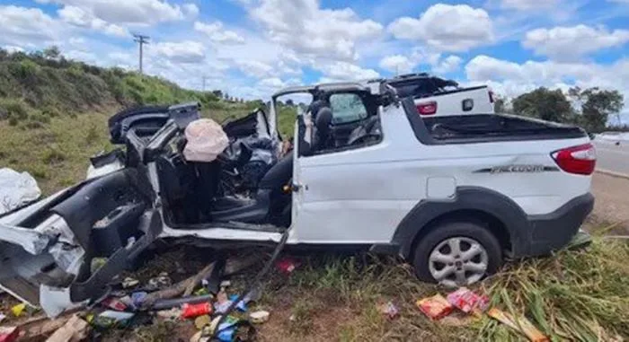 A caminhonete que estava duas pessoas fez uma ultrapassagem indevida e bateu de frente com outra- Foto: Reprodução / TV Subaé