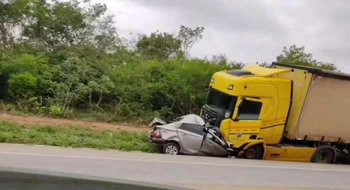 Quatro pessoas morrem após batida entre caminhão e carro no sudoeste da Bahia — Foto: Divulgação/Sudoeste Digital