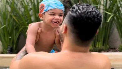 Murilo Huff curte dia na piscina com o filho e web repara na semelhança do pequeno com Marília. Foto: Reprodução/Instagram