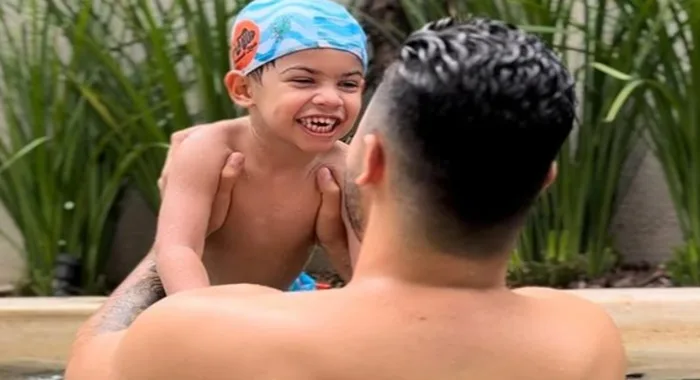 Murilo Huff curte dia na piscina com o filho e web repara na semelhança do pequeno com Marília. Foto: Reprodução/Instagram