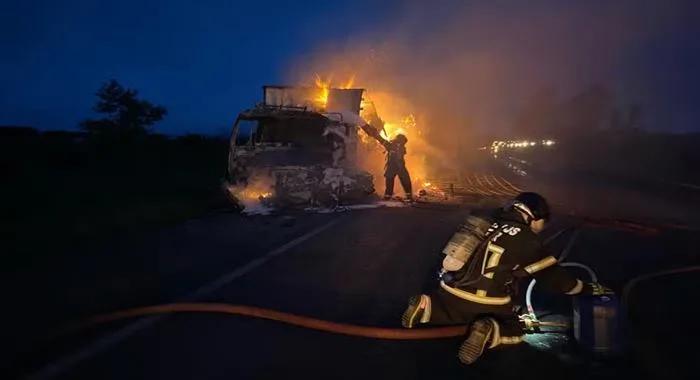 Homem morre carbonizado após batida entre carro e caminhão na BA — Foto: Divulgação/CBM