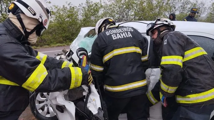 Após colisão, vítima não resistiu aos ferimentos e morreu no local  |  Foto: Divulgação/Corpo de Bombeiros da Bahia