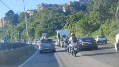 Colisão entre moto e caminhão deixa trânsito lento na BR-324.- Foto; Reprodução